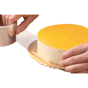 Nieprzywierająca taśma PVC idealna do oklejania brzegów krążków do ciast oraz do wykonywania ozdób czekoladowych 35 mm x 10 m | SILIKOMART, 73.493.86.0001