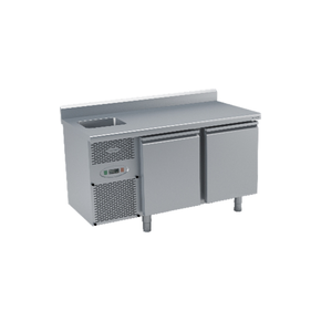 Chladicí stůl s agregátem, plnými dveřmi, dřezem, zadní lištou a okapovou lištou 1325x700x850 mm | DORA METAL, DM-S-91002