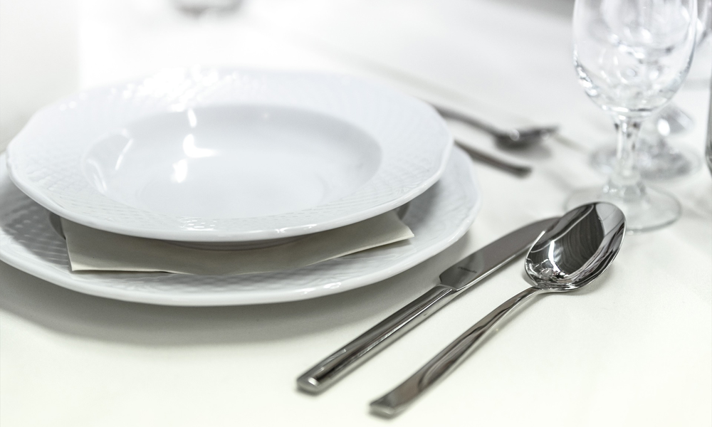 Typy talířů a kompletní sada pro stolování